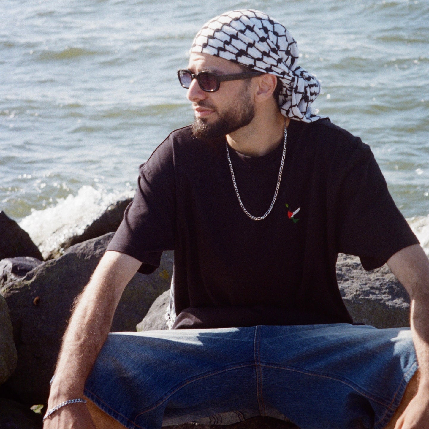 T-shirt met geborduurde details | Steun Palestina – Steun de mensheid